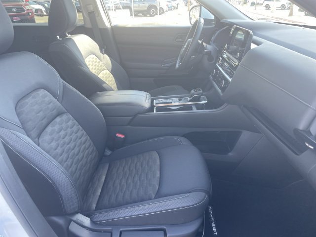 Used 2025 Nissan Pathfinder SV FWD image 27