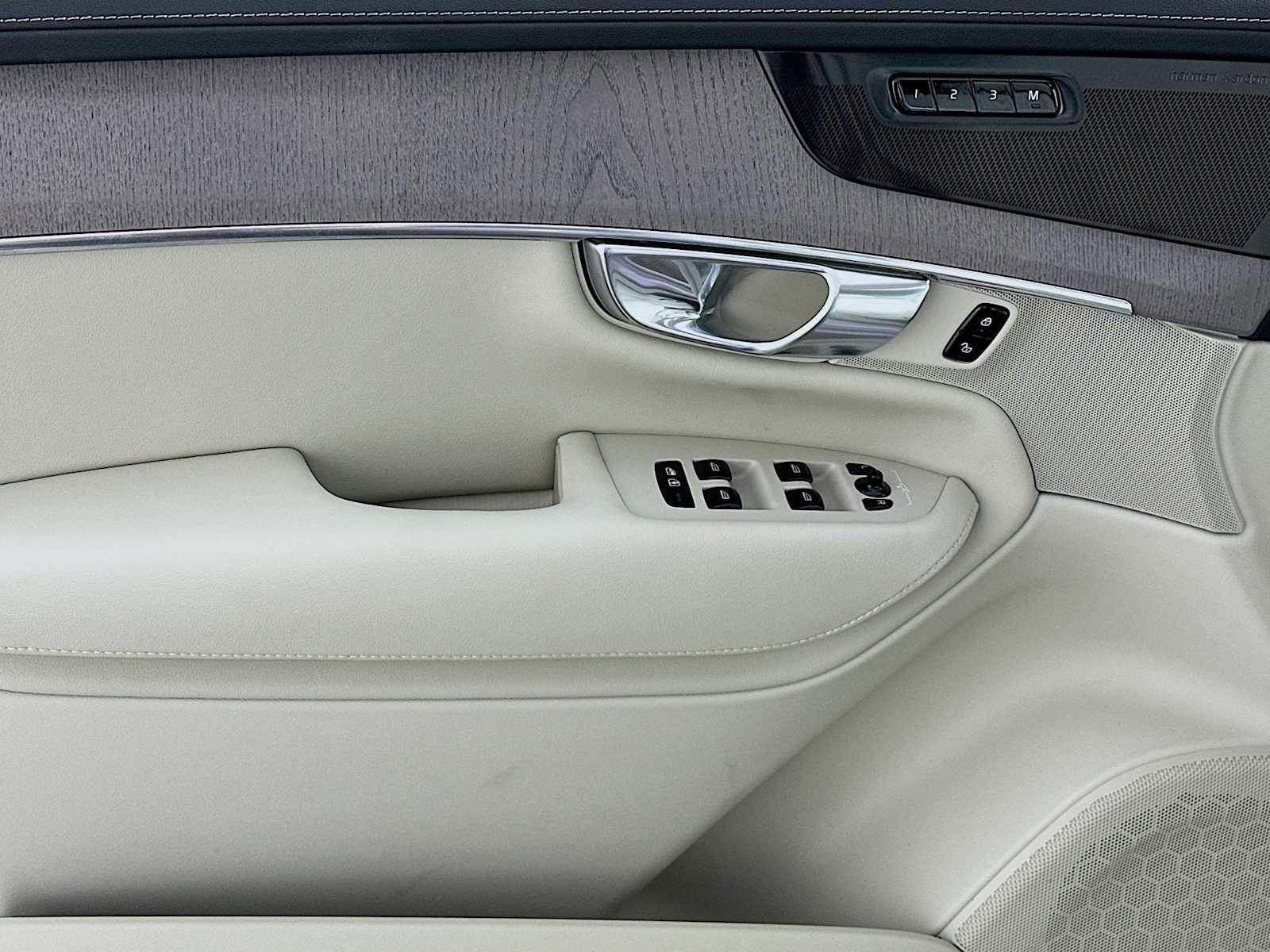 New 2026 Volvo XC90 T8 Ultra w/ Protection Package image 17