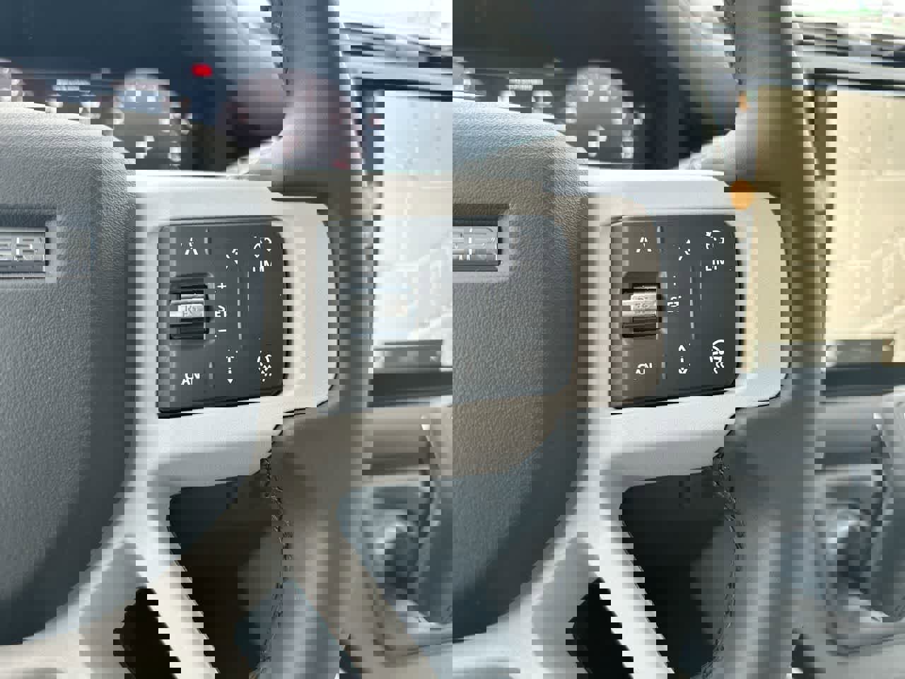 Used 2025 Land Rover Defender 90 S image 28