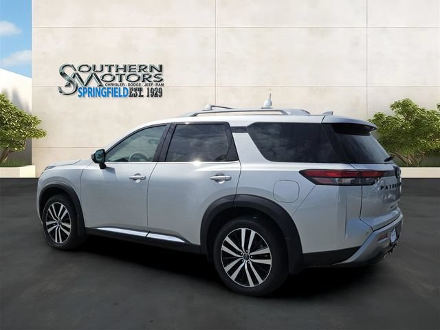 Used 2025 Nissan Pathfinder Platinum w/ Black Appearance Package FWD image 3