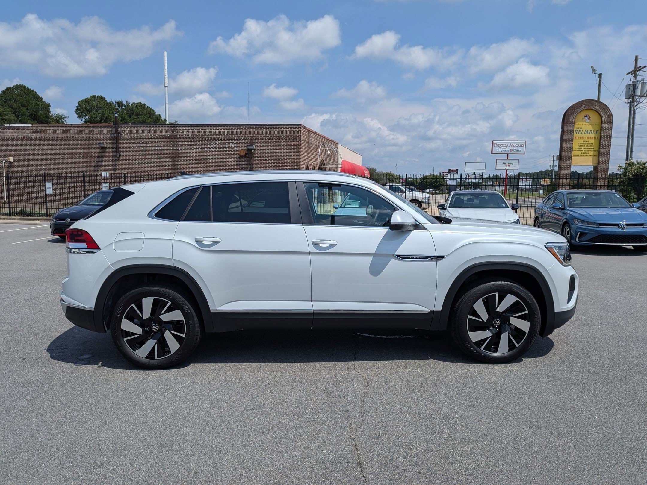 New 2026 Volkswagen Atlas Cross Sport SEL AWD/4WD image 2