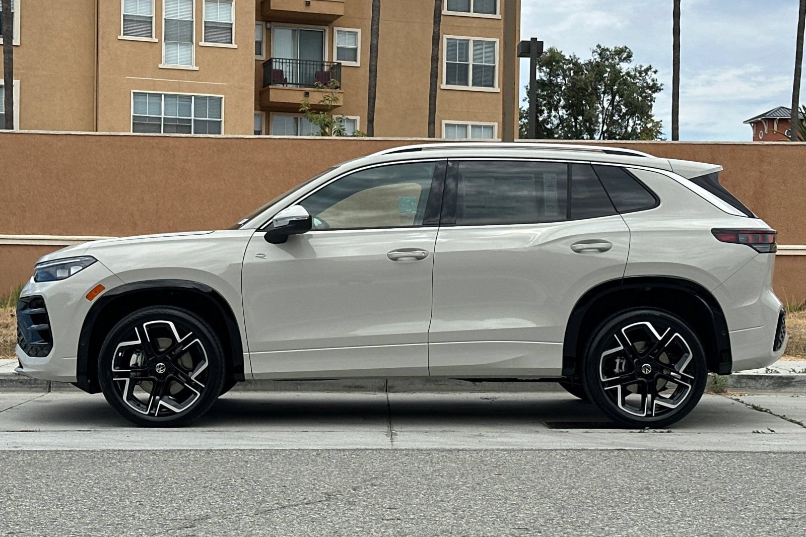 New 2026 Volkswagen Tiguan SEL R-Line AWD/4WD image 7