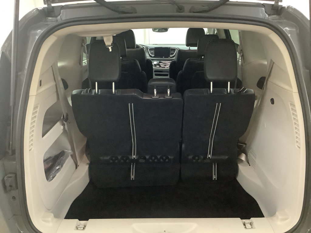 Used 2023 Chrysler Pacifica Touring-L image 8