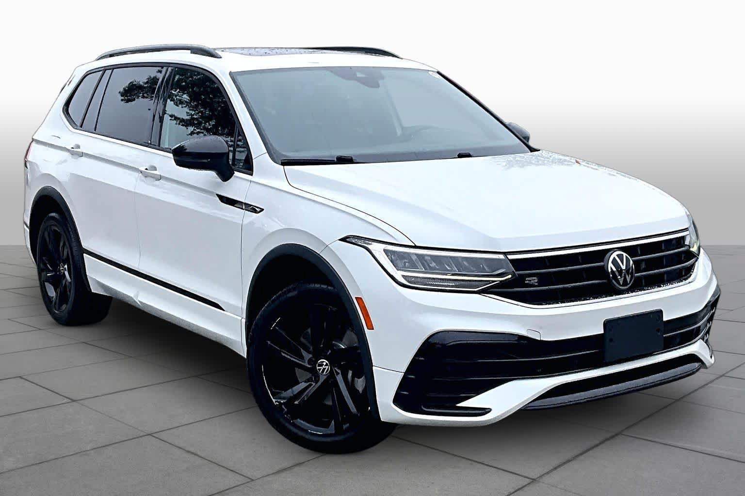 Used 2024 Volkswagen Tiguan SE R-Line AWD/4WD image 3