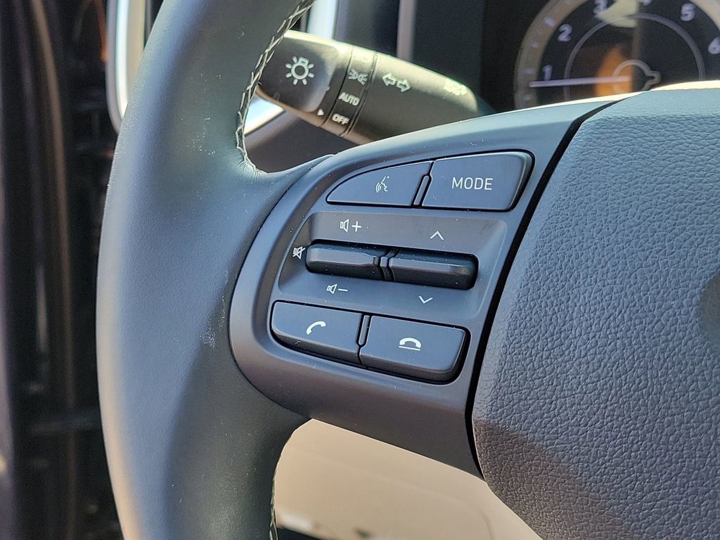 Used 2020 Hyundai Venue FWD image 28