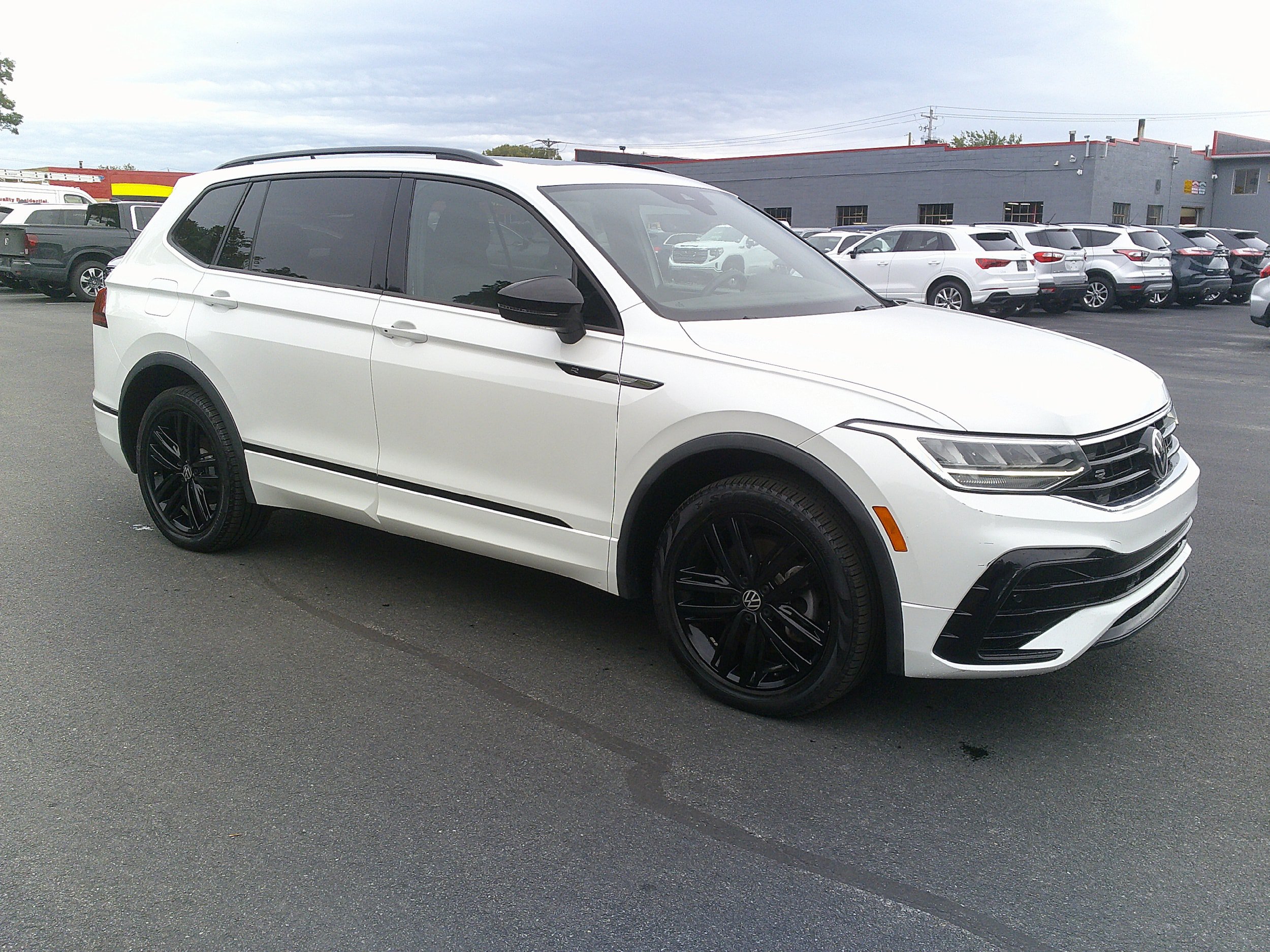 Used 2022 Volkswagen Tiguan SE R-Line AWD/4WD image 5