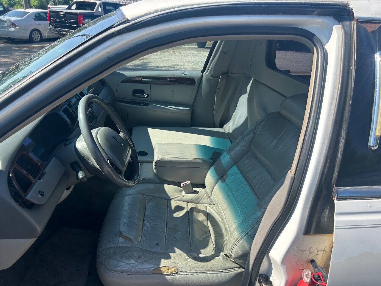 Used 1999 Lincoln Town Car Executive RWD image 10