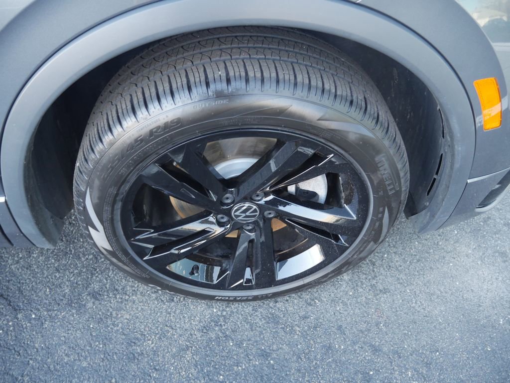 Used 2023 Volkswagen Tiguan SE R-Line image 15