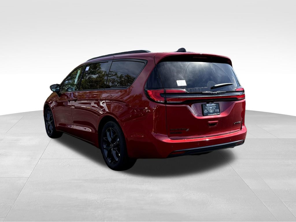 New 2026 Chrysler Pacifica Limited w/ Uconnect Theater Family Group FWD image 6