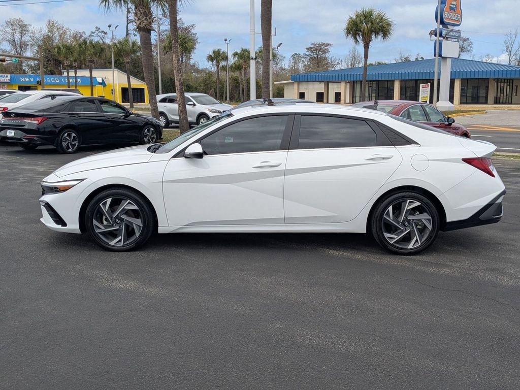 Certified 2025 Hyundai Elantra Limited image 9