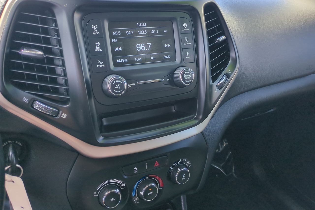 Used 2018 Jeep Cherokee Latitude w/ Altitude Package image 16