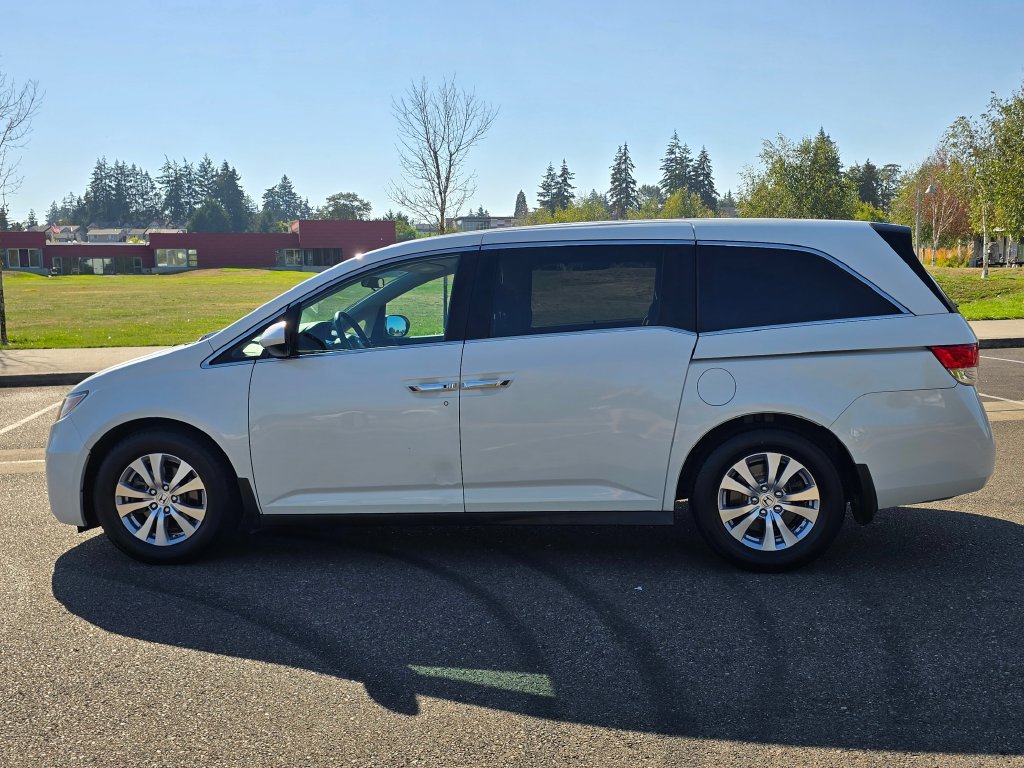 Used 2016 Honda Odyssey SE image 2