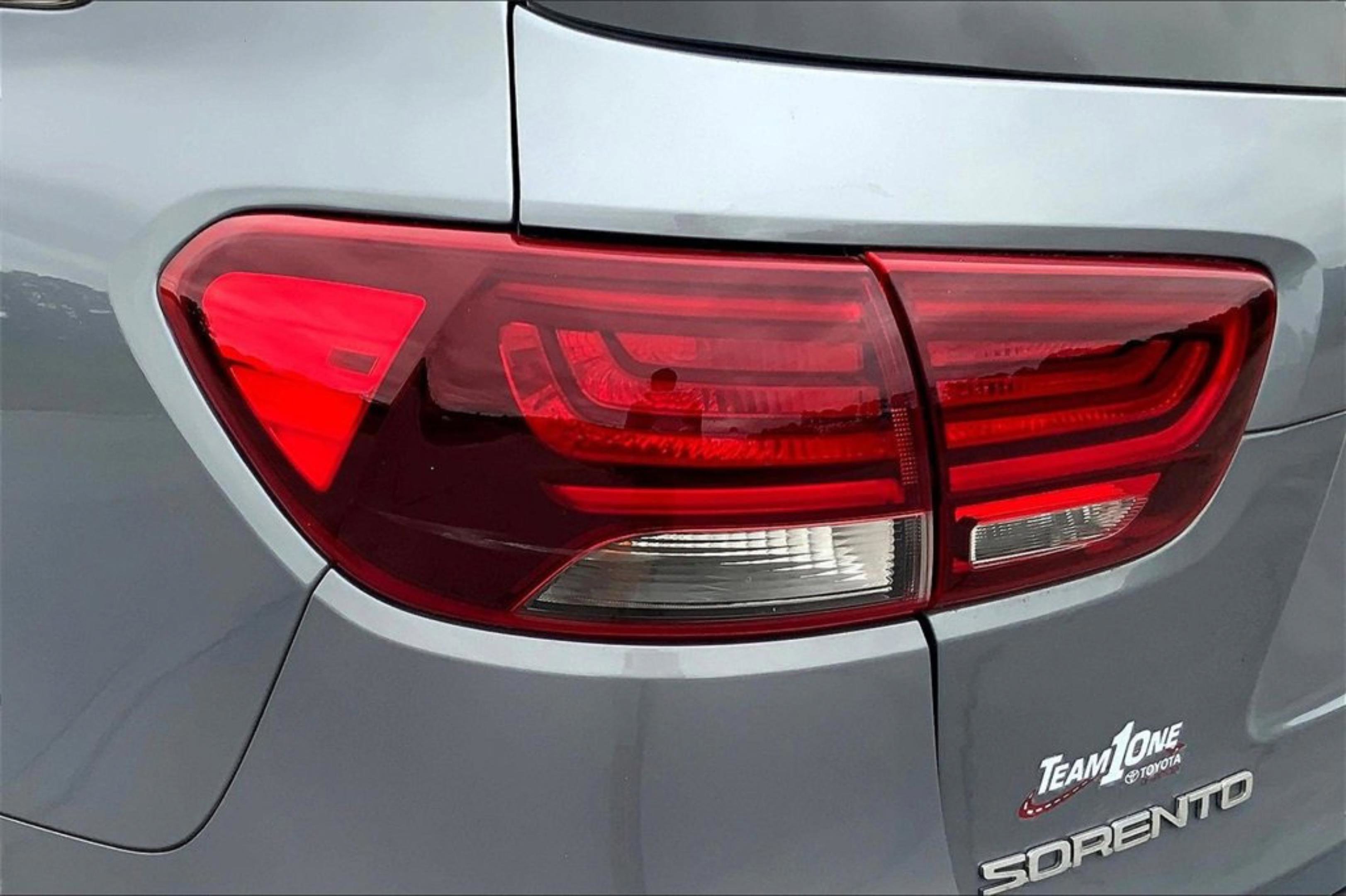 Used 2020 Kia Sorento LX image 30