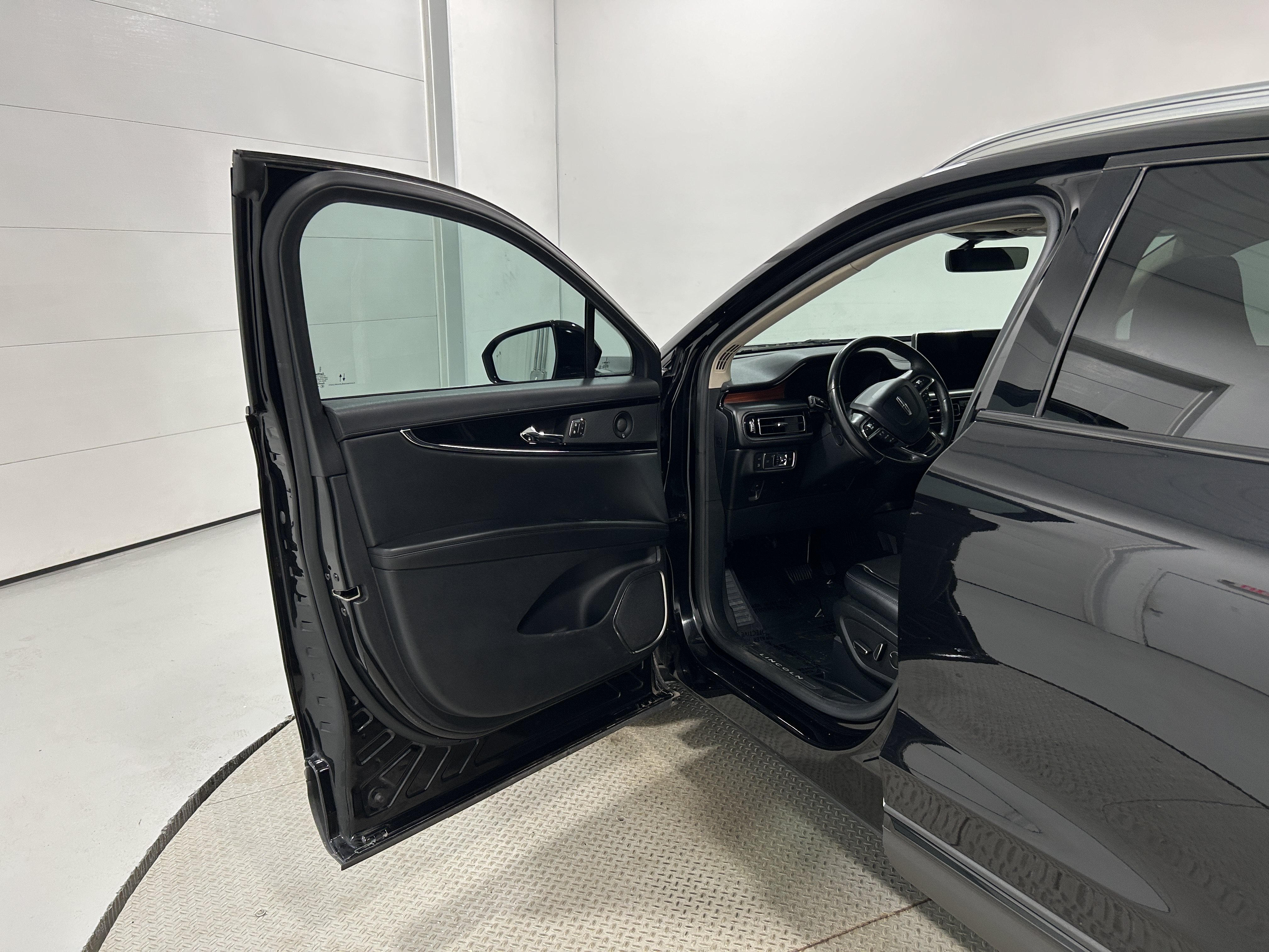 Used 2021 Lincoln Nautilus Reserve w/ Monochromatic Package AWD/4WD image 22