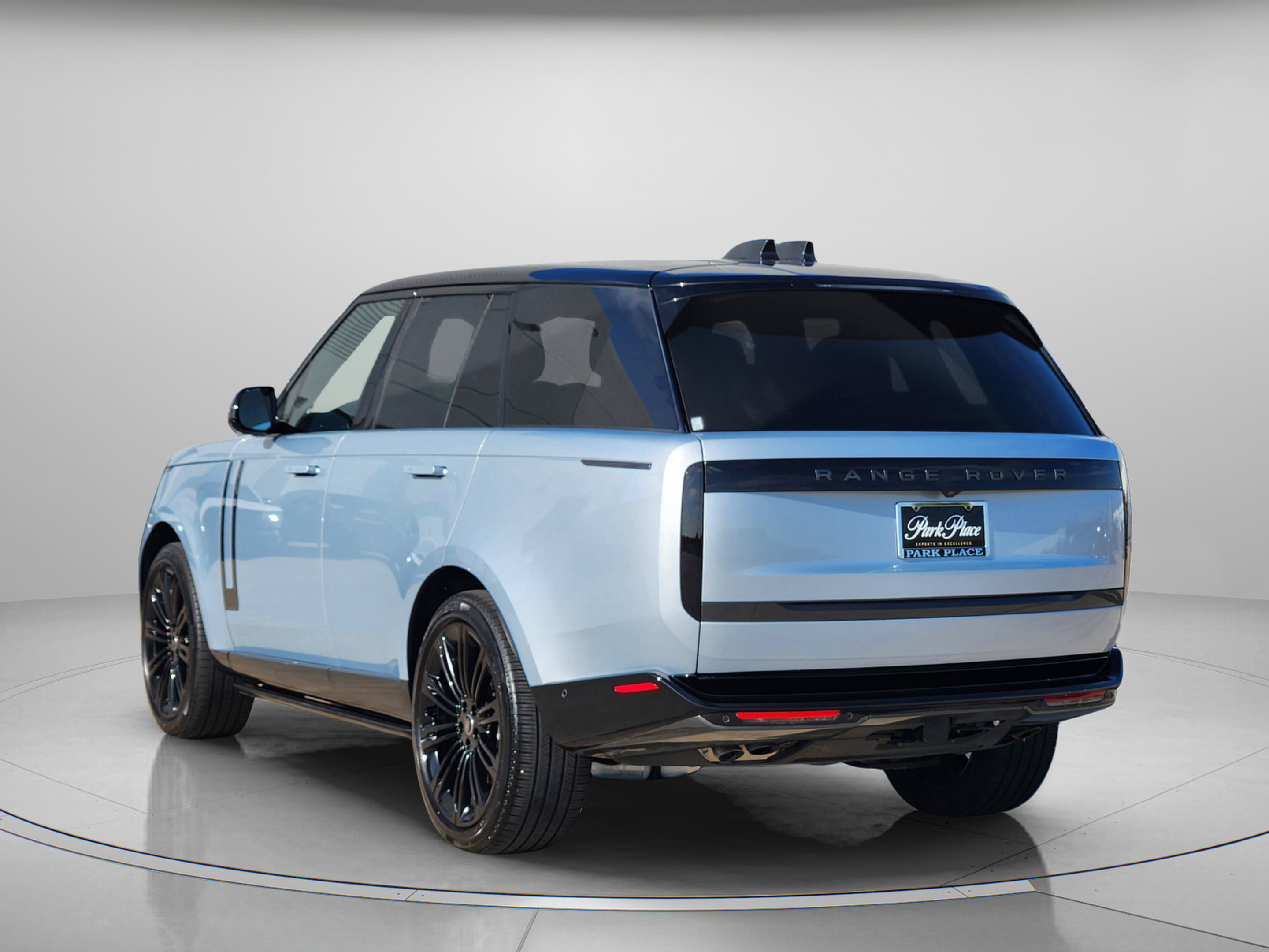 Used 2025 Land Rover Range Rover SE AWD/4WD image 3