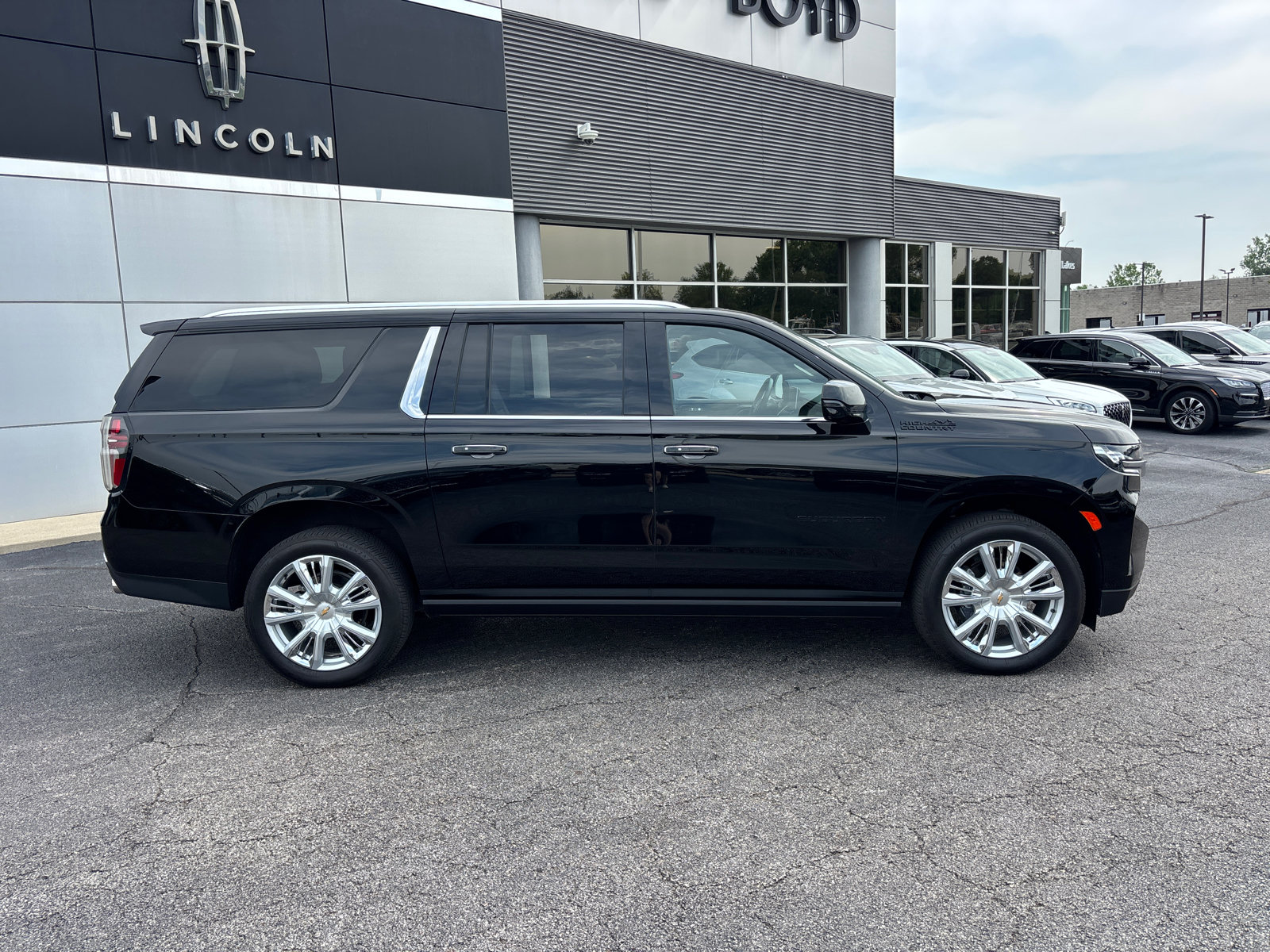 Used 2024 Chevrolet Suburban High Country w/ Premium Package AWD/4WD image 8