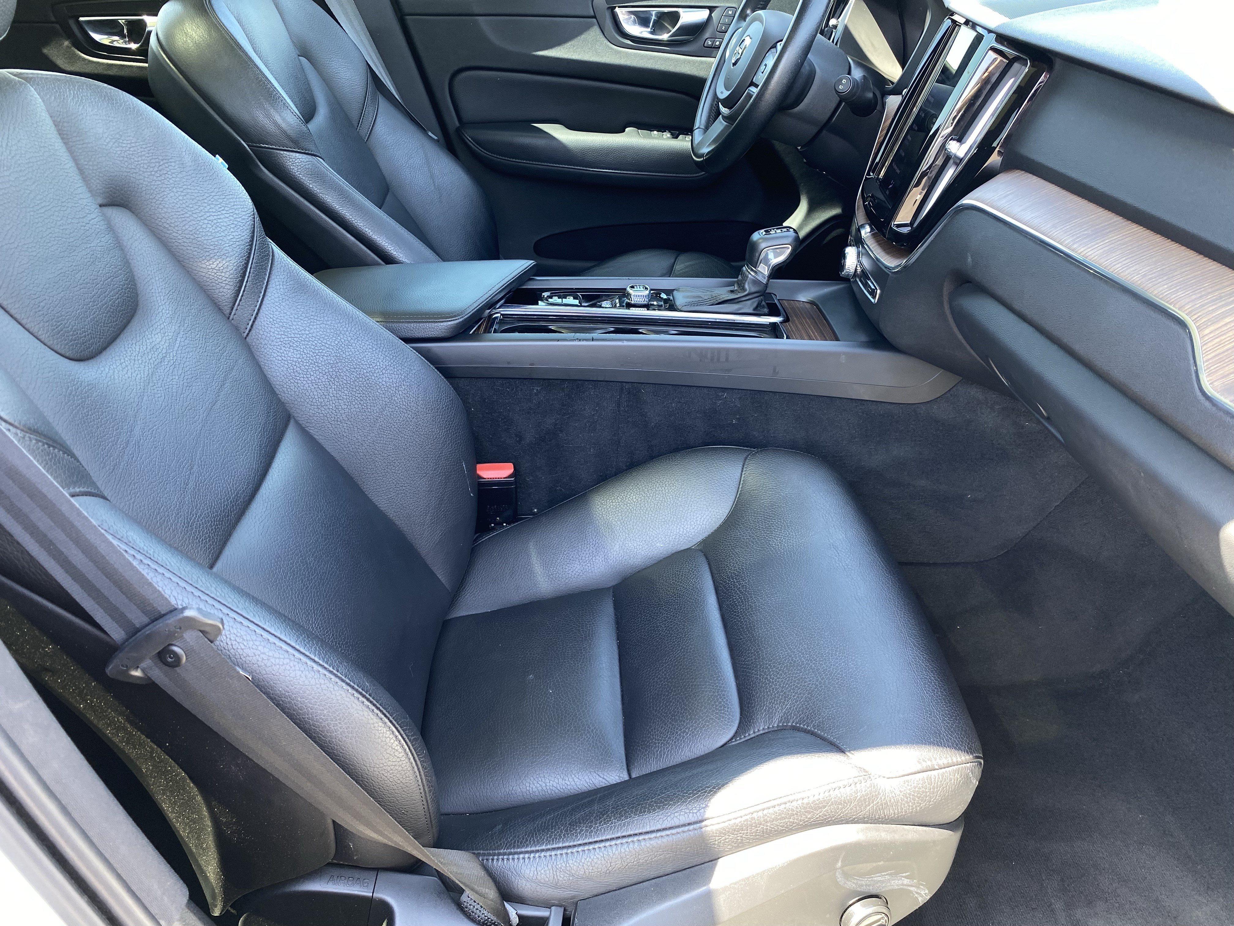Used 2021 Volvo XC60 T5 Momentum FWD image 12