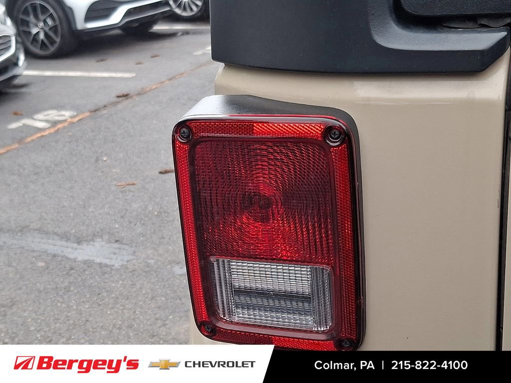 Used 2016 Jeep Wrangler Unlimited Sahara w/ Connectivity Group image 29