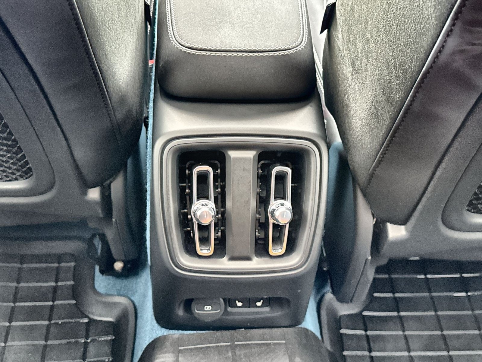 Certified 2023 Volvo C40 P8 Recharge Ultimate w/ Protection Package Premier AWD/4WD image 23
