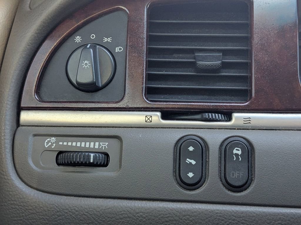 Used 2005 Lincoln Town Car Signature Limited image 22