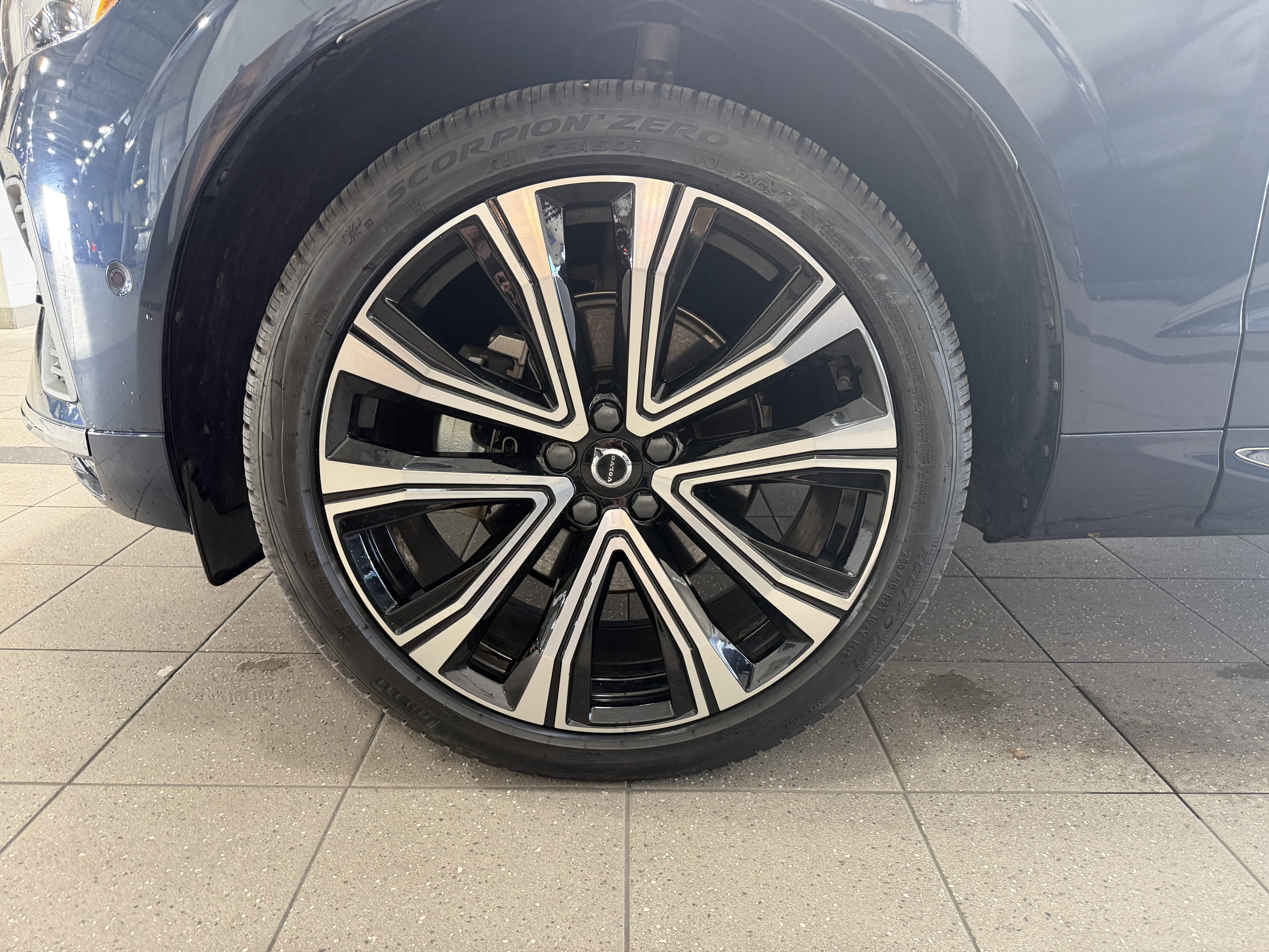Used 2023 Volvo XC60 B5 Ultimate w/ Climate Package AWD/4WD image 5