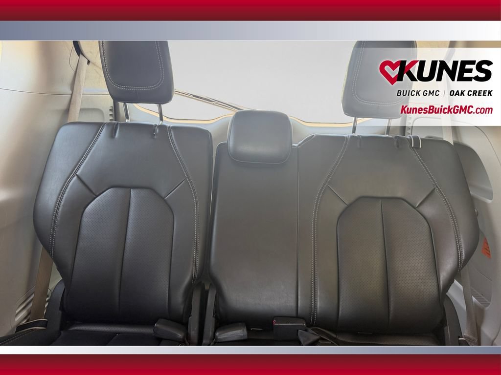 Used 2023 Chrysler Pacifica Touring-L FWD image 37