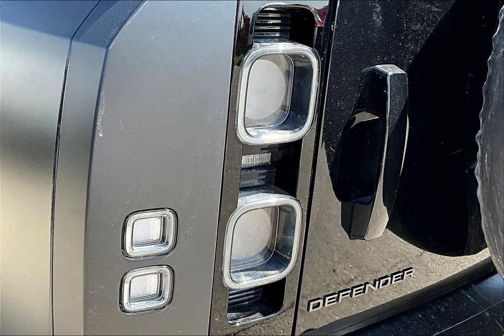 Used 2025 Land Rover Defender 130 V8 AWD/4WD image 33