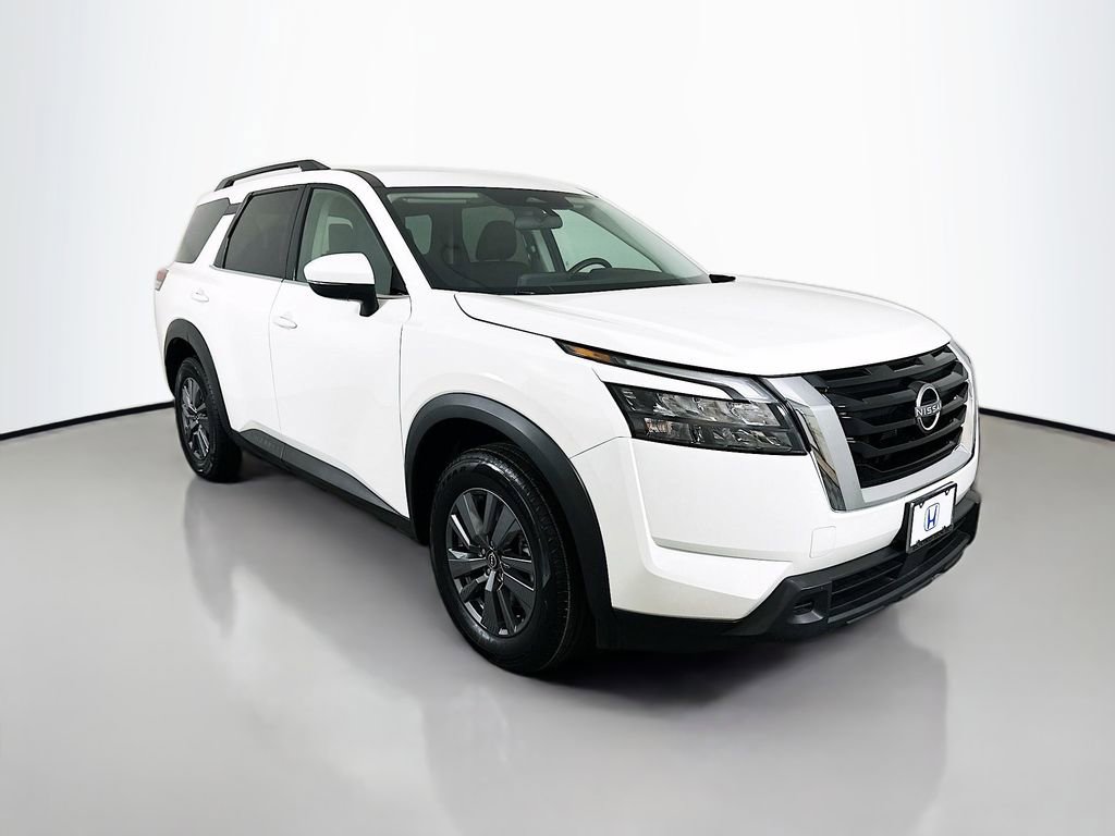 Used 2024 Nissan Pathfinder SV image 3