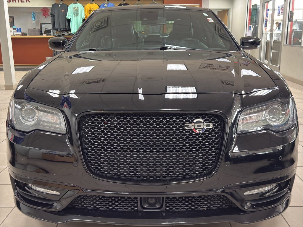Used 2023 Chrysler 300 C image 3
