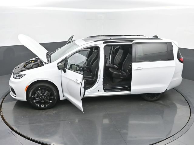 New 2026 Chrysler Pacifica Limited w/ Uconnect Theater Family Group AWD/4WD image 63