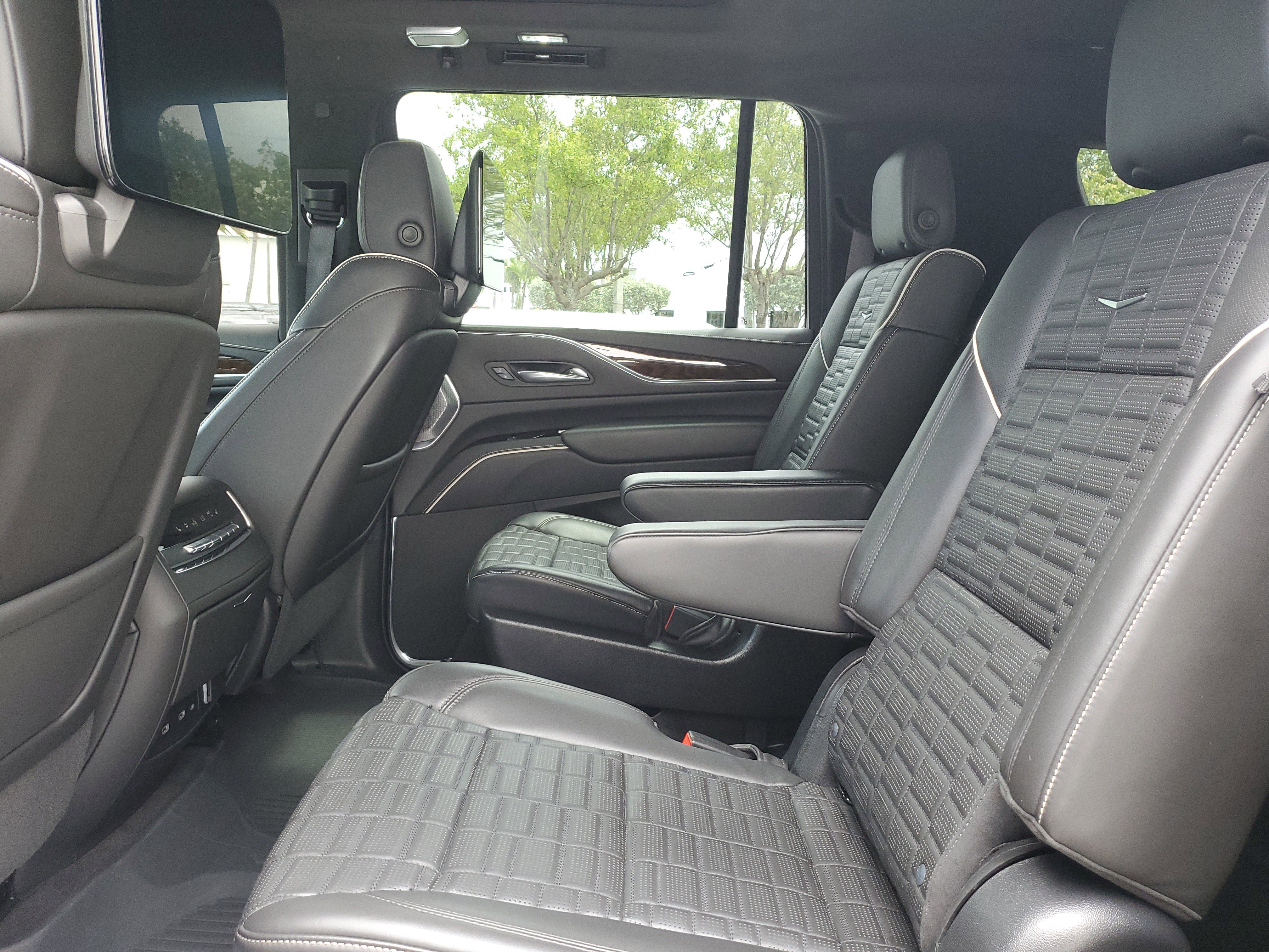 Used 2022 Cadillac Escalade ESV Sport Platinum w/ LPO, ONYX Package image 11