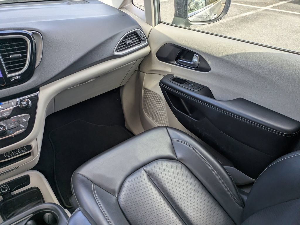 Used 2023 Chrysler Pacifica Touring-L FWD image 20