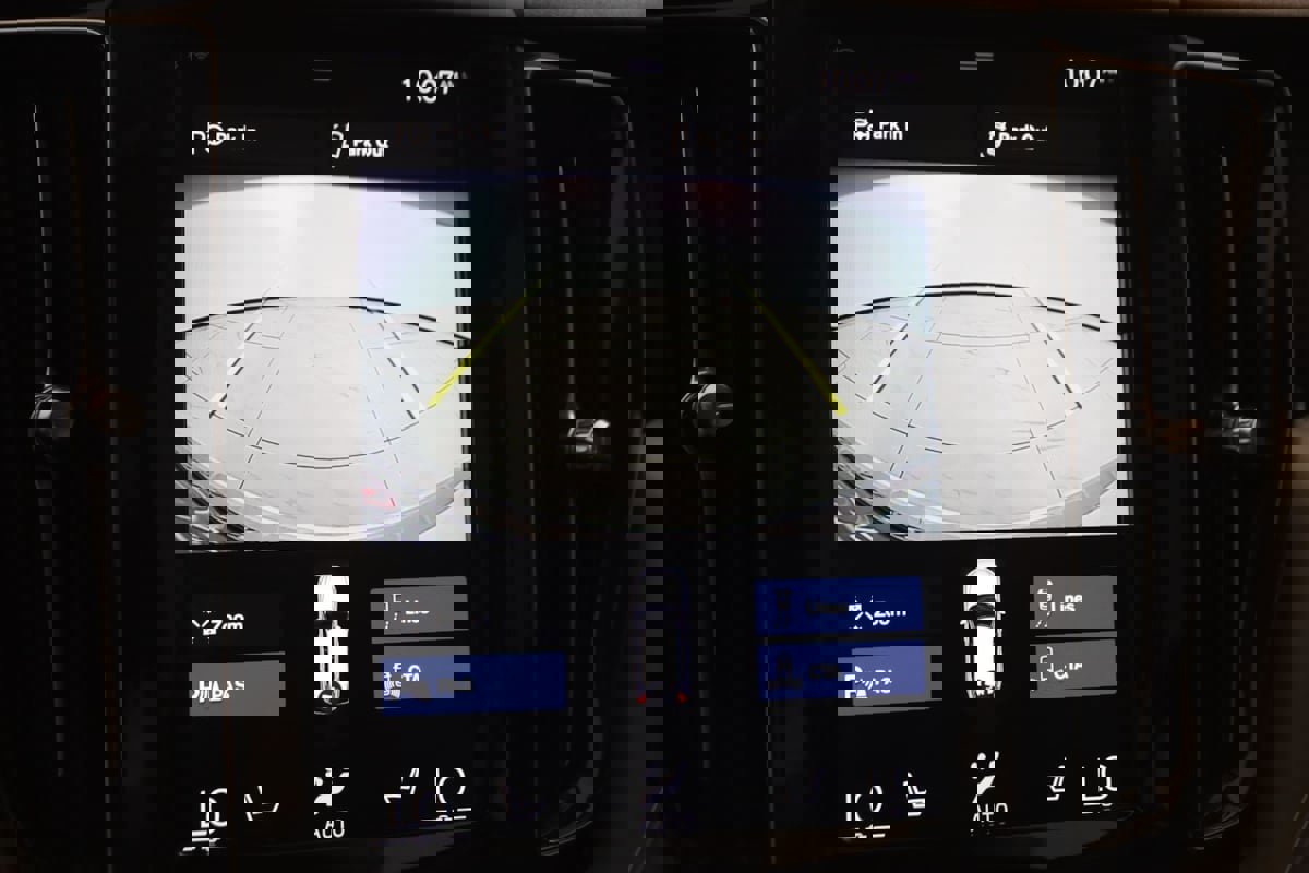 Used 2019 Volvo XC60 T5 Momentum w/ Multimedia Package image 10