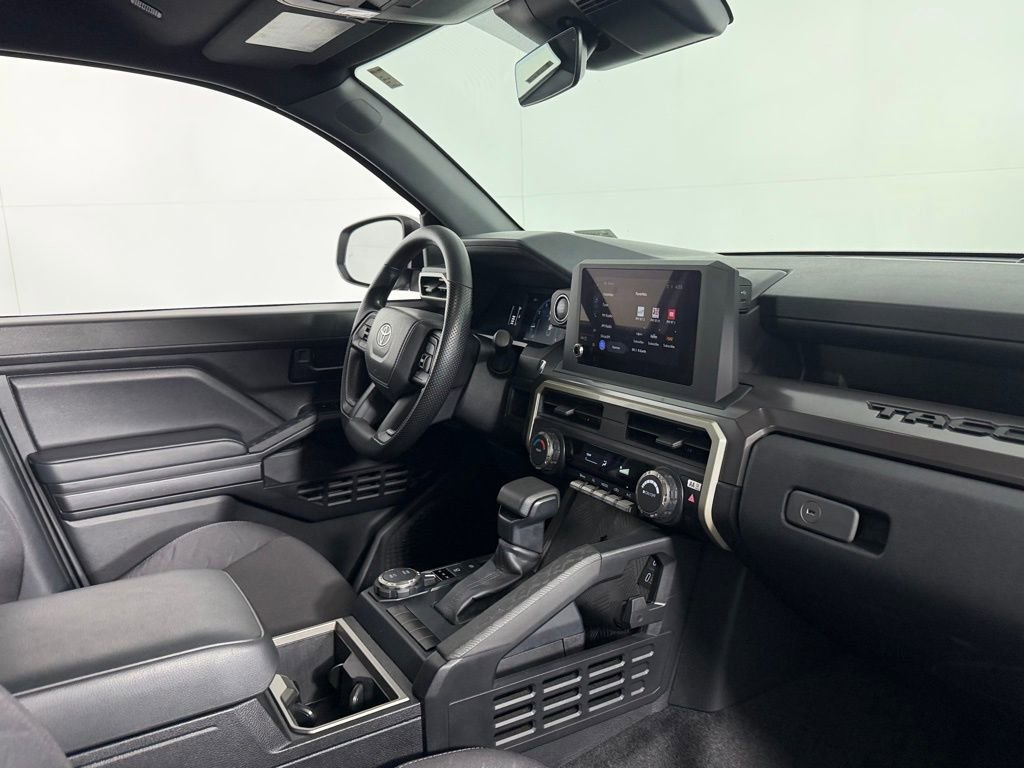 Used 2025 Toyota Tacoma SR5 AWD/4WD image 32
