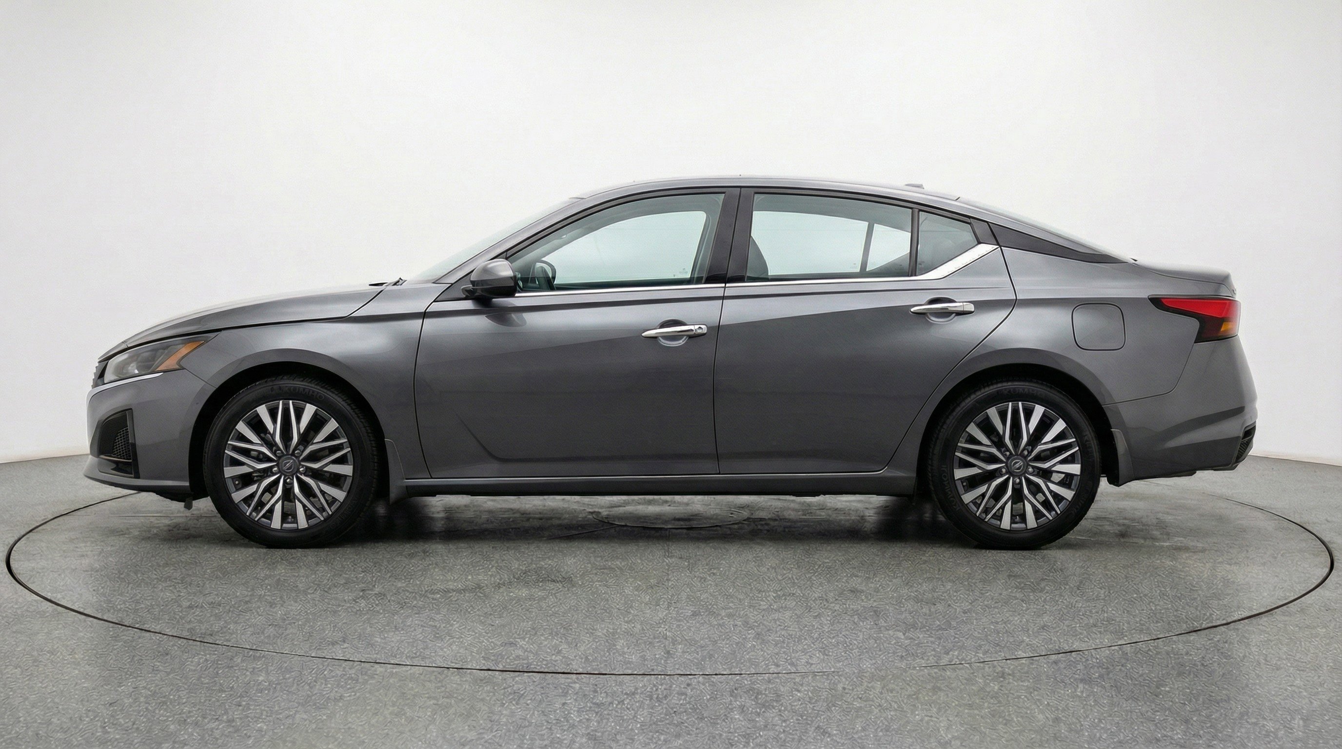 Used 2025 Nissan Altima 2.5 SV image 5