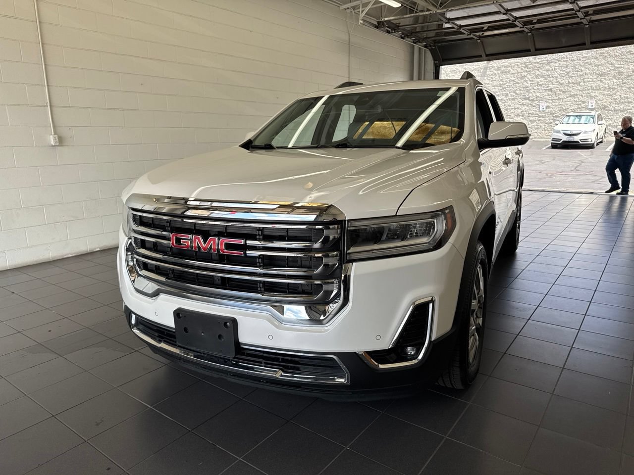 Used 2021 GMC Acadia SLT w/ Preferred Package FWD image 3