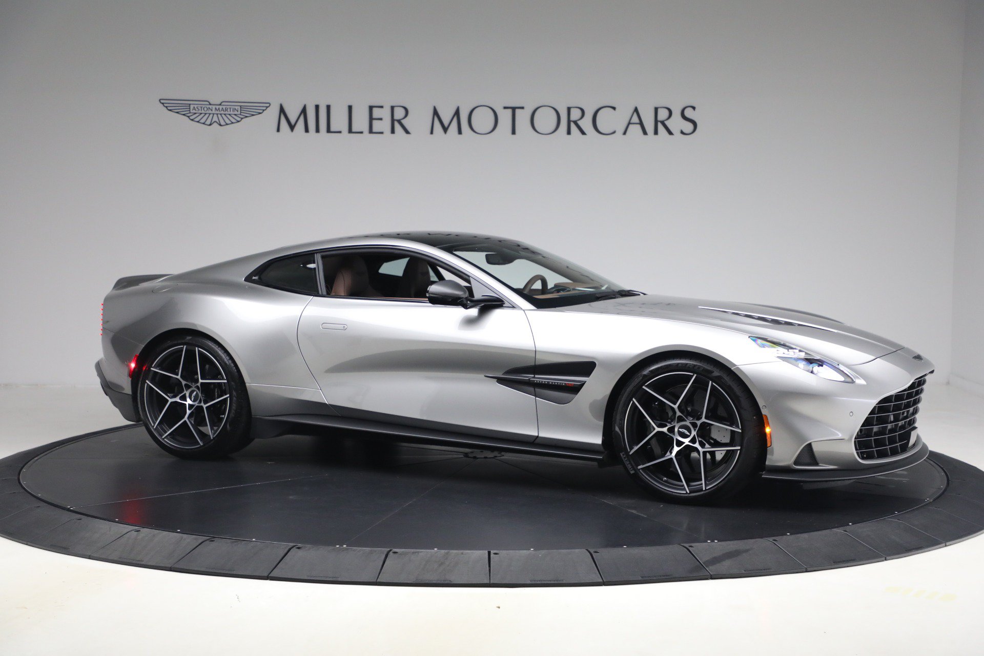 Used 2025 Aston Martin Vanquish RWD image 10