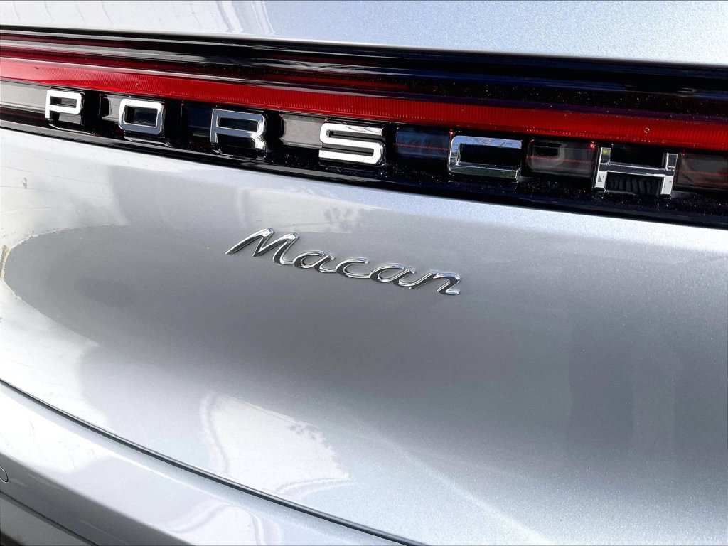 Certified 2023 Porsche Macan AWD/4WD image 33