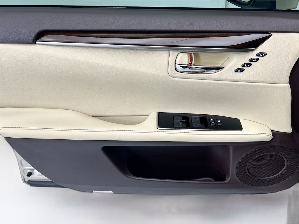 Used 2018 Lexus ES 350 w/ Navigation System Package image 23