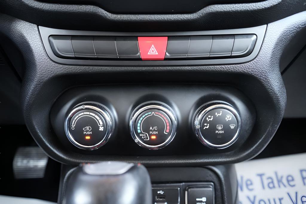 Used 2015 Jeep Renegade Trailhawk AWD/4WD image 32