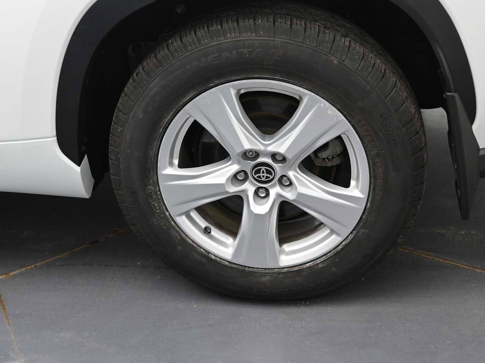 Used 2025 Toyota Highlander LE FWD image 5