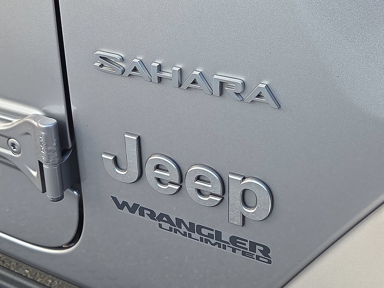 Used 2018 Jeep Wrangler Unlimited Sahara AWD/4WD image 8
