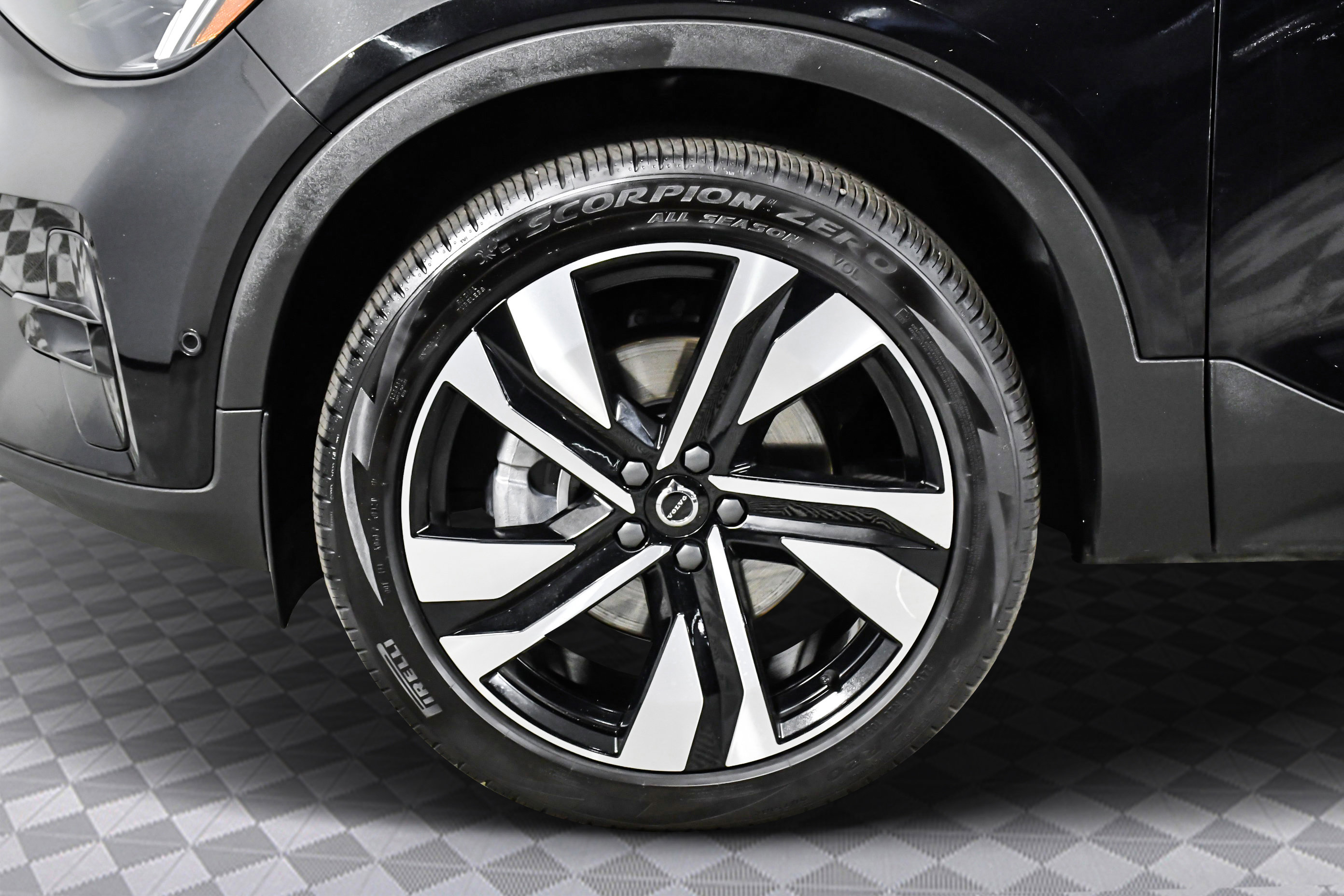 Used 2025 Volvo XC40 B5 Plus image 36