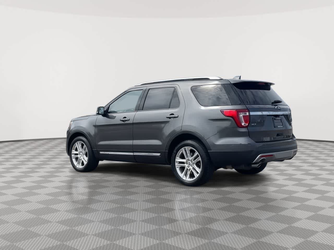 Used 2016 Ford Explorer XLT w/ Equipment Group 202A AWD/4WD image 6