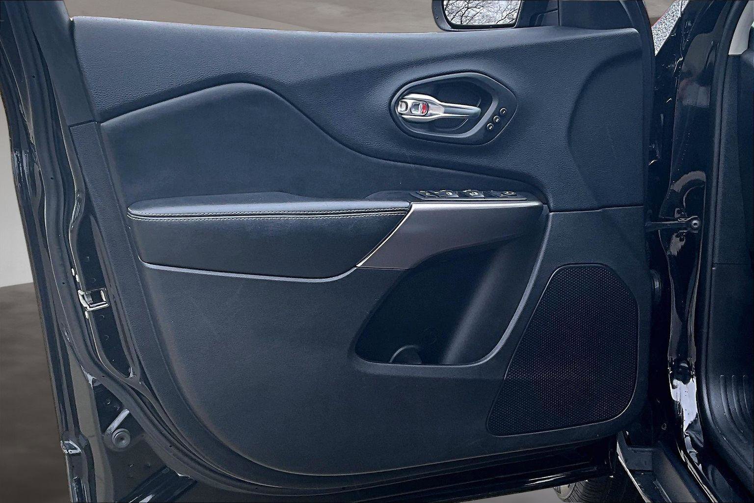 Used 2020 Jeep Cherokee Limited image 22