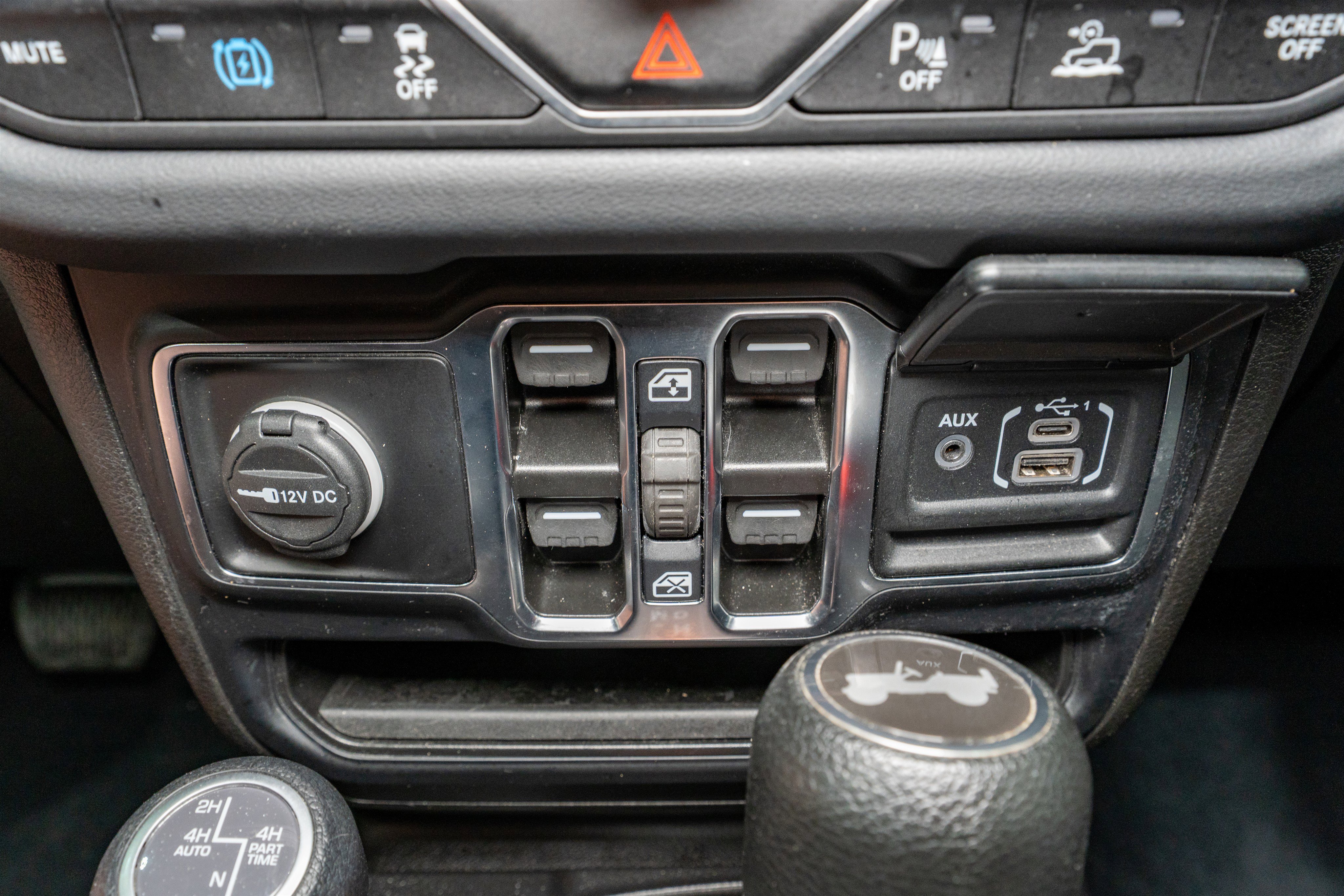 Used 2024 Jeep Wrangler Unlimited Sahara w/ Technology Group AWD/4WD image 22