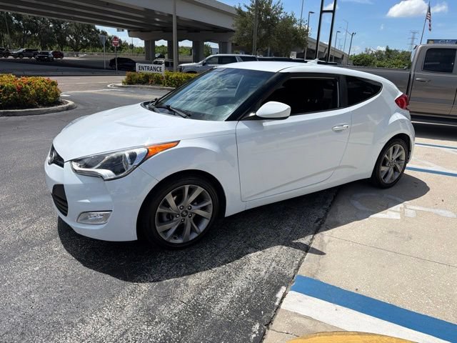 Used 2017 Hyundai Veloster FWD image 3