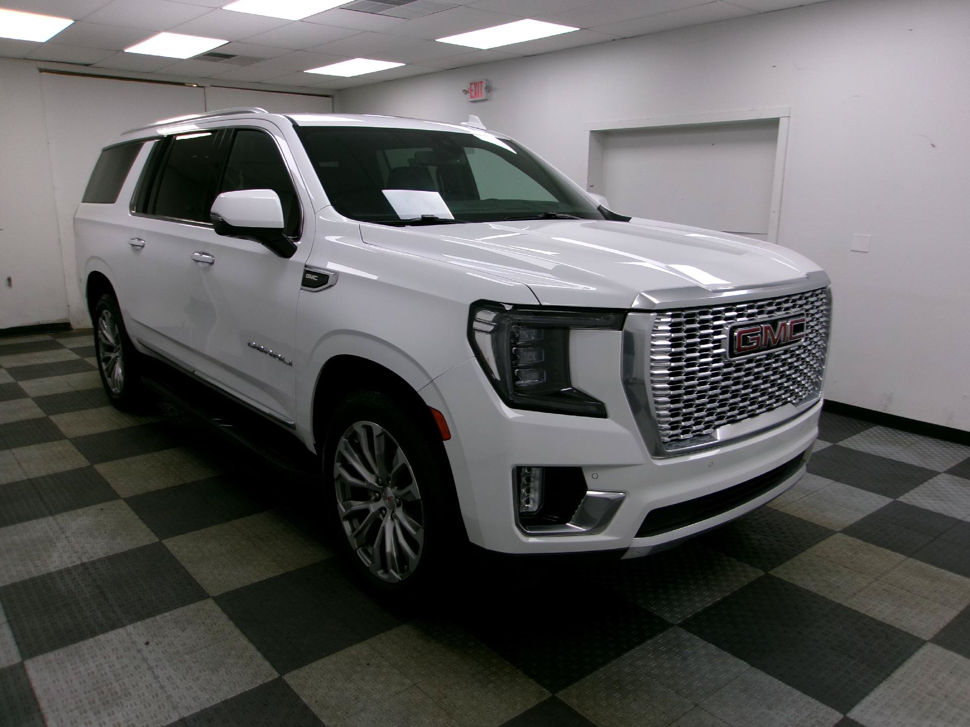 Used 2022 GMC Yukon XL Denali AWD/4WD image 16