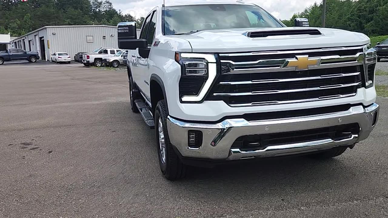 Used 2024 Chevrolet Silverado 2500 LTZ w/ LTZ Convenience Package AWD/4WD image 9