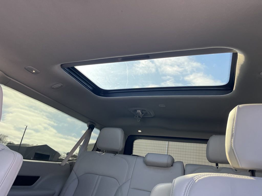 Used 2023 Jeep Wagoneer L Series III w/ Premium Group I image 17